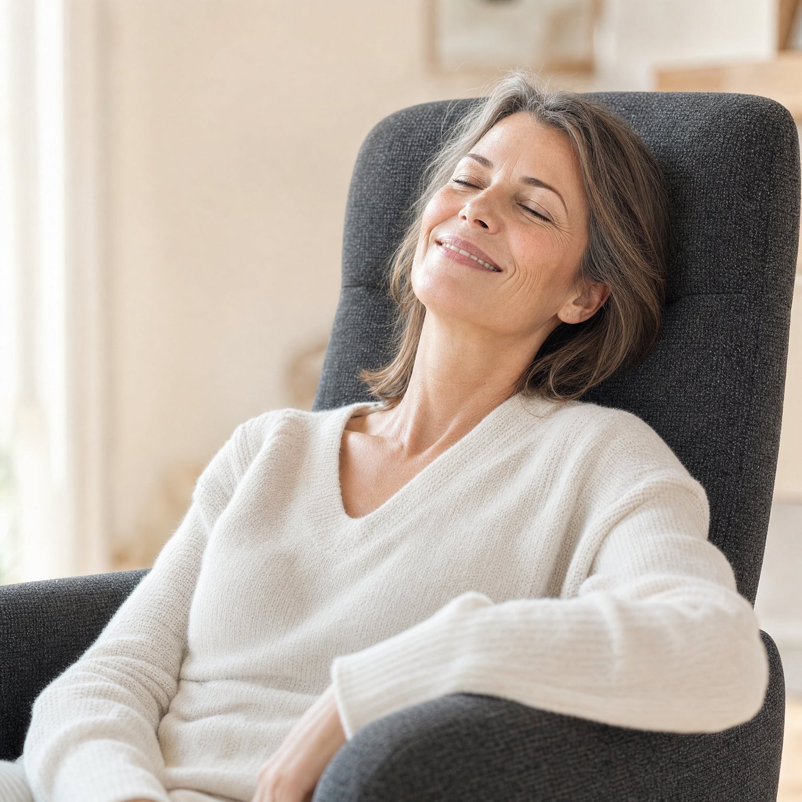 Femme détendue dans son fauteuil relax Everline